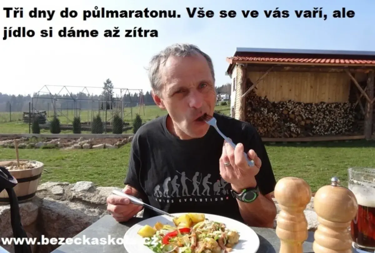 Půlmaraton se běží za tři dny. Ač připraveni nervozita, adrenalin a tep stoupá. Hlavně se to nesnažte rozběhat!