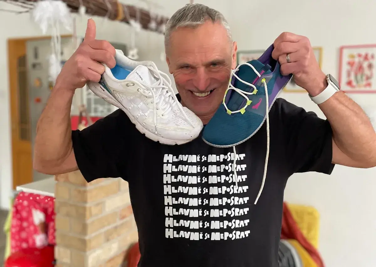 Technické a minimalistické boty mohou obouvat jedny nohy a mohou běhat po stejných cestách