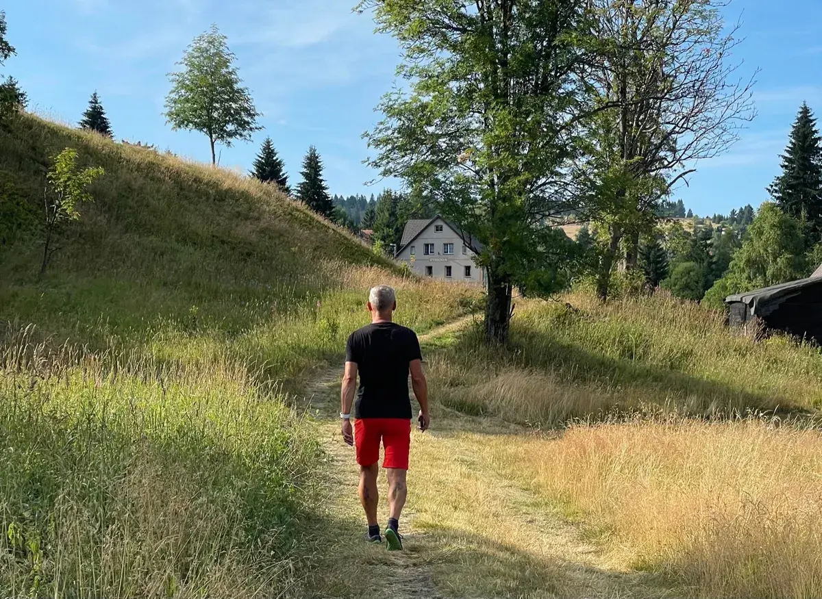 Všichni přicházíme na svět bosí