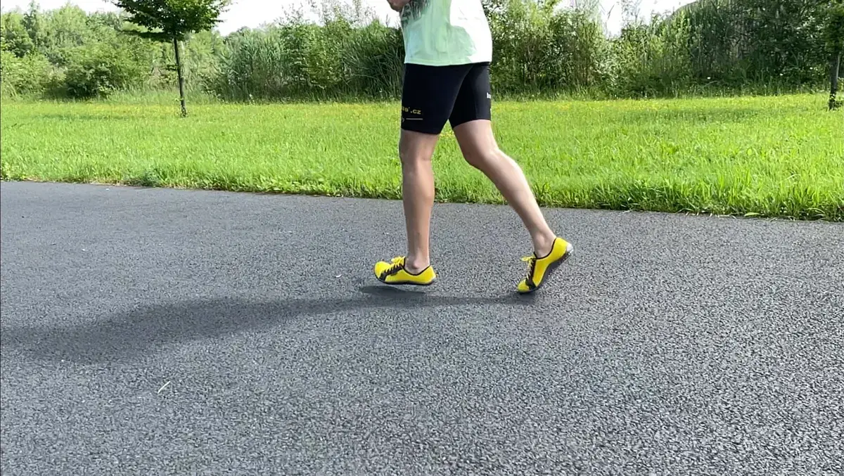 Běh je dovednost a běhat či chodit bos je normální