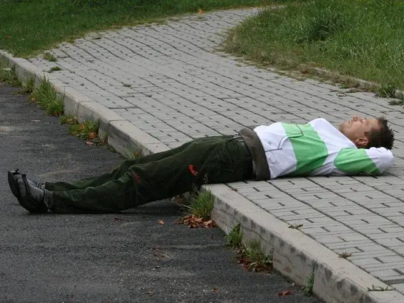 Lepší je se opít během, šťastným života během, než alkoholem či jinou drogou