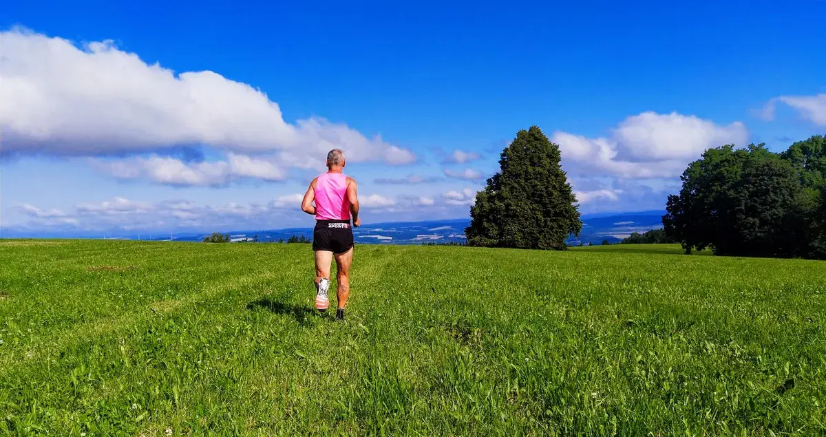 Smilujte se nebesa, běžím, běžet do lesa