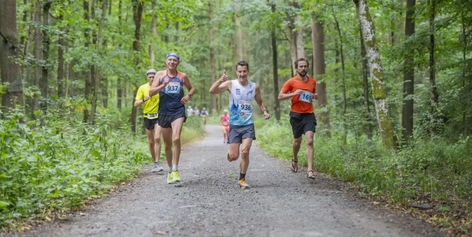Brdský přírodní půlmaraton z Kytína zve na novou trať i medailobraní z českého mistrovství veteránů v trailovém běhu