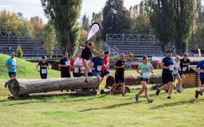 Přes překážky k zážitkům. Vyprodaná ČEZ RunTour zavede v Pardubicích dvě tisícovky běžců na trať nejslavnějšího dostihu